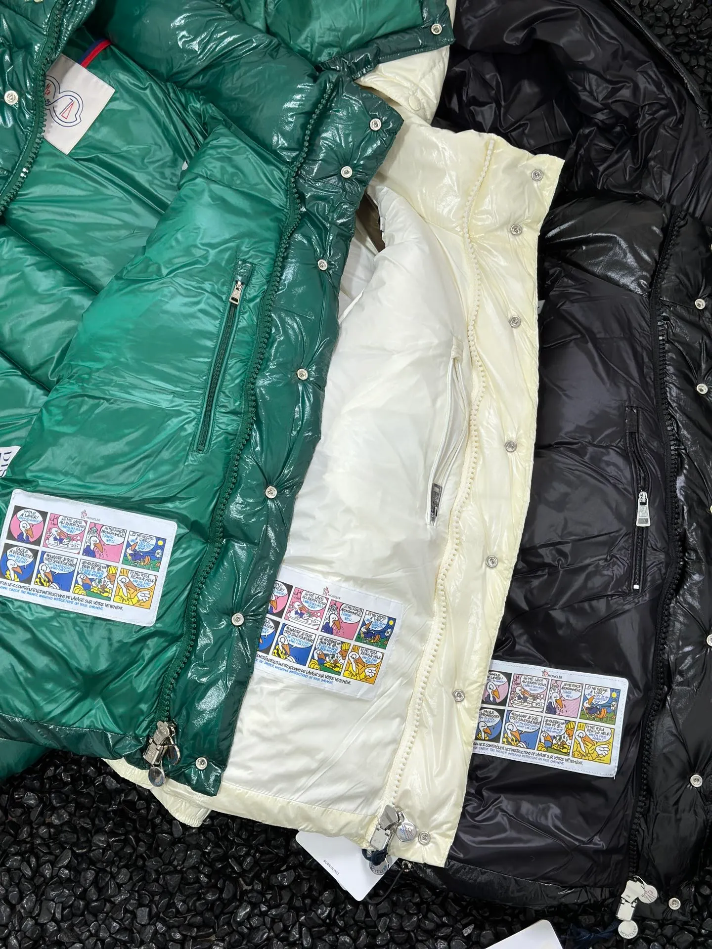 P390 Moncler/ 2026 70 、 。 DNA ， ， 。 Classic ， 、 。 Classic 70 。 Quality， 90 ，Premium Quality ， ，Black ！ Sizes M-3XL